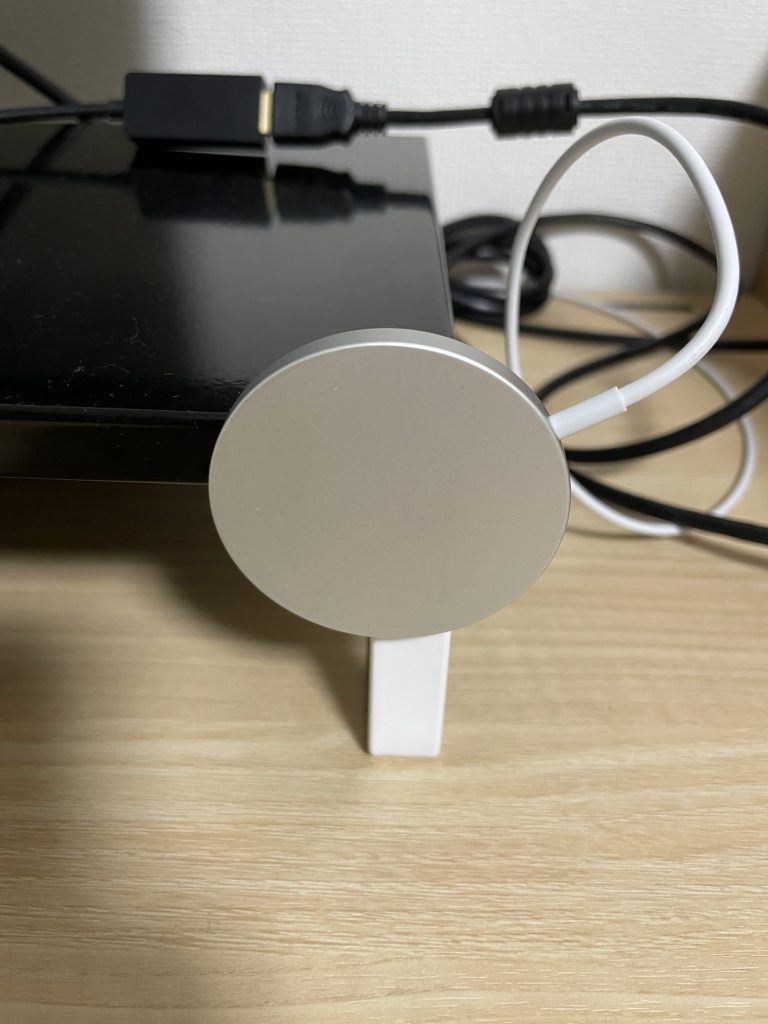 magsafe-charger-on-monitor-stand